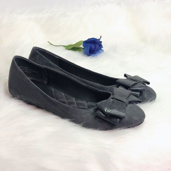 - Coach & Four Black Round Toe Flats, Size 8 - Picture 4 of 6